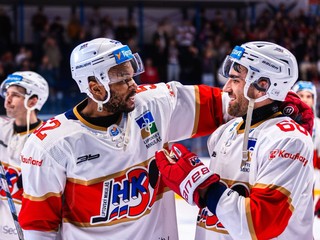 Hokejisti HK 32 Liptovský Mikuláš oslavujú gól.