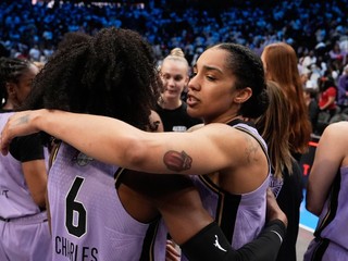 Basketbalistky Golden State Valkyries oslavujú víťazstvo vo 4. zápase finále WNBA.