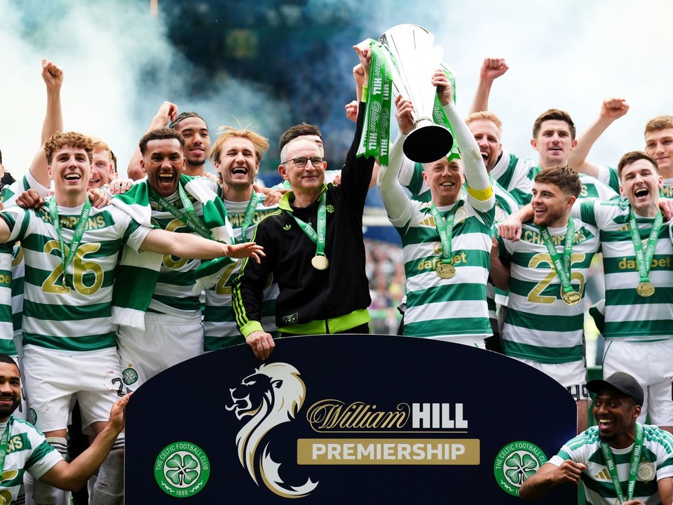 Martin O'Neill a Callum McGregor držia trofej pre víťaza škotskej ligy. 