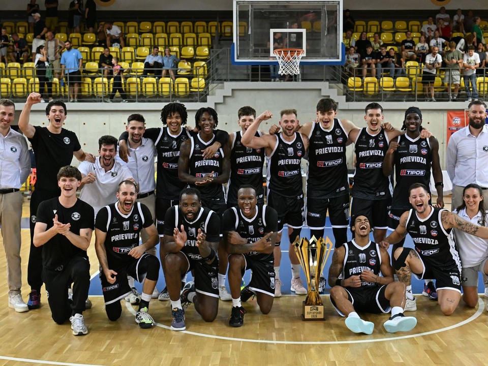 Na snímke tím Prievidze s víťazným pohárom po zápase basketbalového SUPERpohára 2026.
