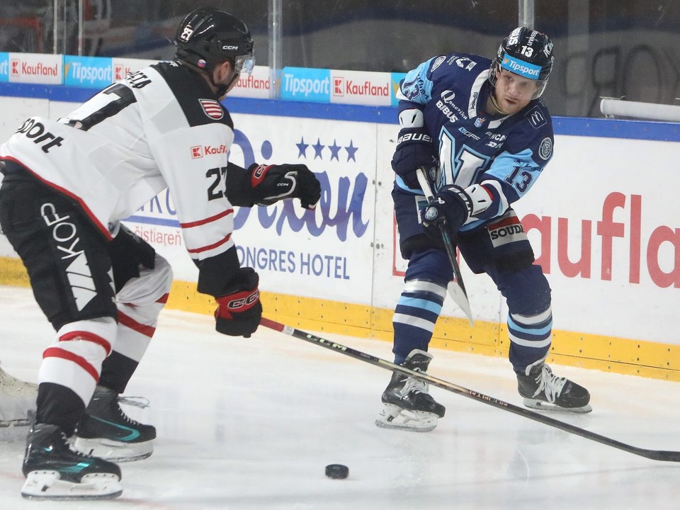 Zľava Samuel Fereta (Banská Bystrica) a Michal Krištof (HK Nitra)