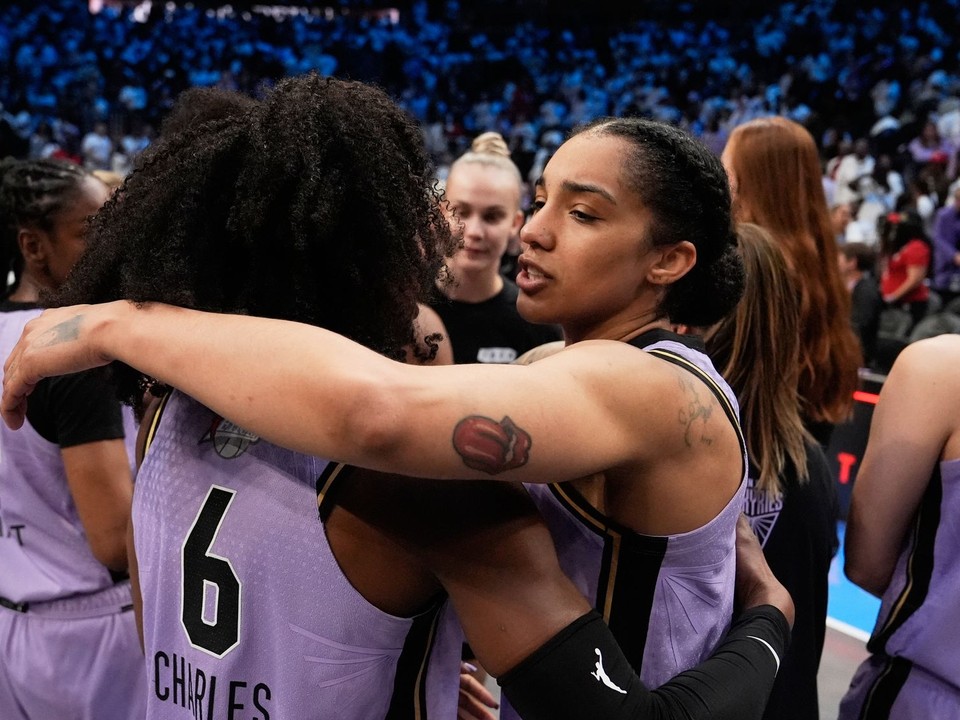 Basketbalistky Golden State Valkyries oslavujú víťazstvo vo 4. zápase finále WNBA.