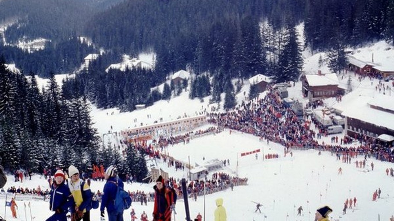 Pohľad do cieľa slalomu v Jasnej pri Koliesku v roku 1979. Napriek tomu, že sa súťažilo v pracovný deň (pondelok), preteky sledovalo okolo 10-tisíc divákov.