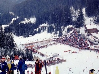 Pohľad do cieľa slalomu v Jasnej pri Koliesku v roku 1979. Napriek tomu, že sa súťažilo v pracovný deň (pondelok), preteky sledovalo okolo 10-tisíc divákov.