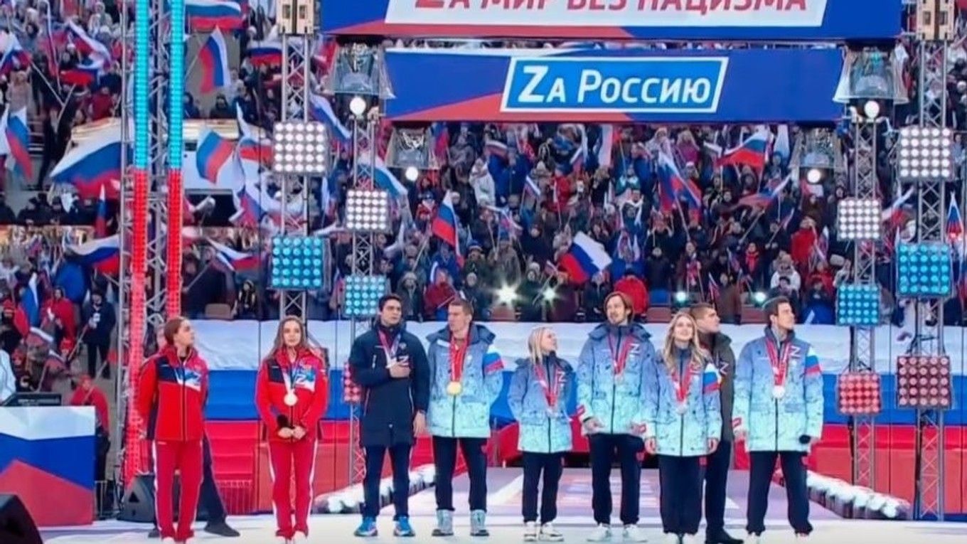Ruskí olympionici počas mítingu na podporu vojny na Ukrajine.