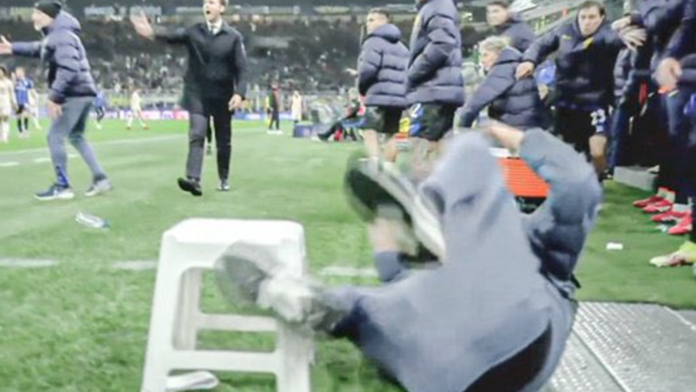 Podávač lôpt padá zo stoličky po strčení Stanišiča.