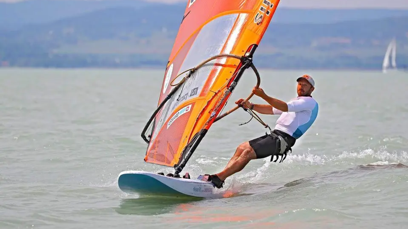 Windsurfista Patrik Pollák.