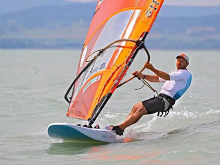 Windsurfista Patrik Pollák.