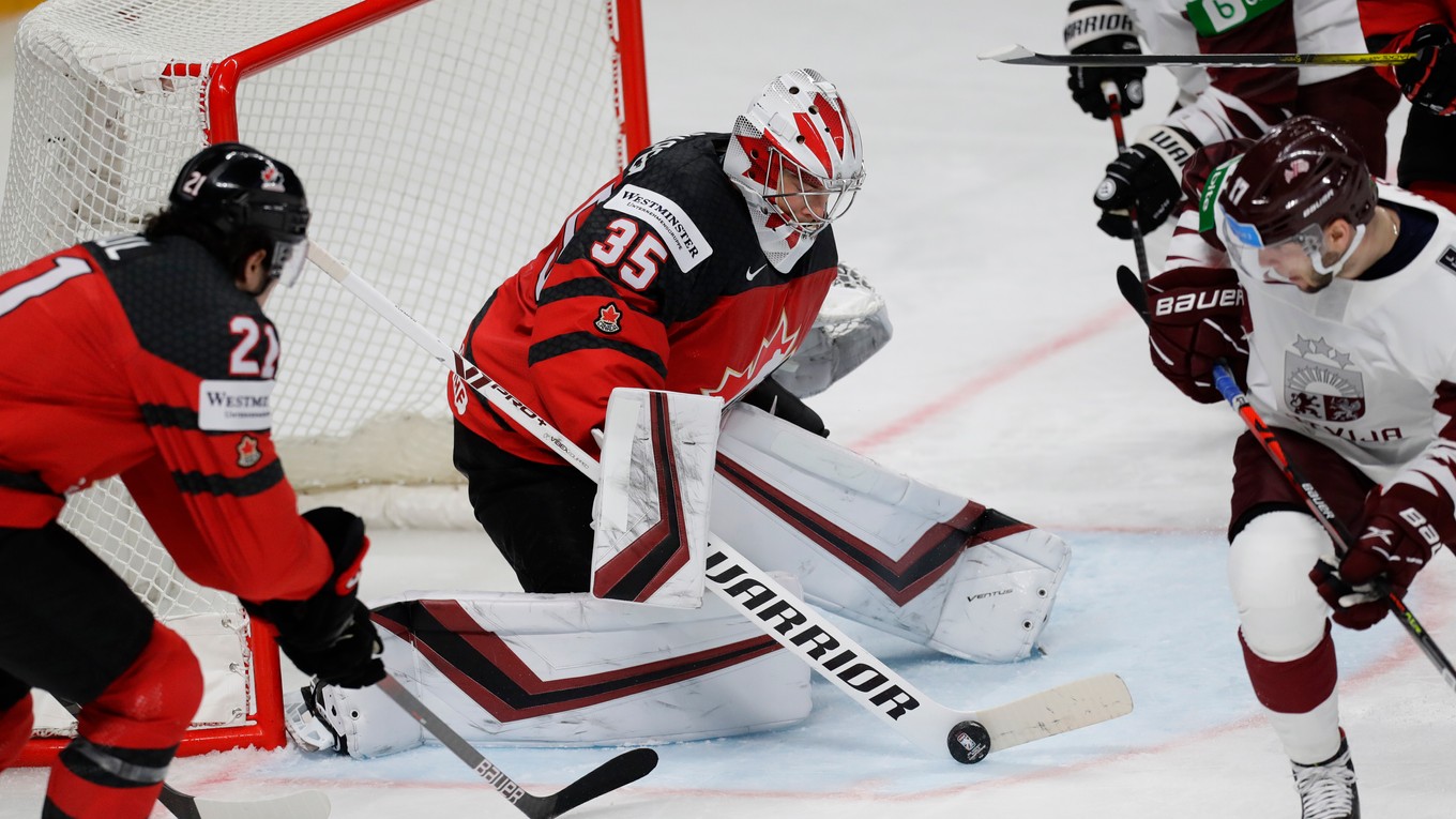 Zostrih zápasu Kanada - Lotyšsko na MS v hokeji 2021.