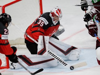 Zostrih zápasu Kanada - Lotyšsko na MS v hokeji 2021.