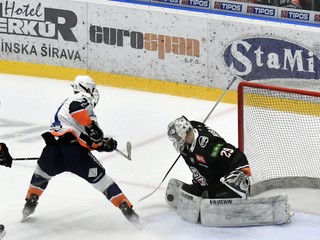 Radovan Puliš strieľa gól v zápase HK Dukla Ingema Michalovce – HC Košice.