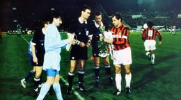 Tomáš Stúpala v belasom a Franco Baresi s AC Miláno. 