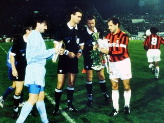 Tomáš Stúpala v belasom a Franco Baresi s AC Miláno. 