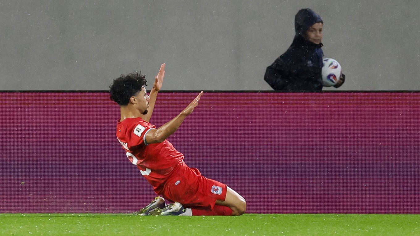 Aiman Dardari oslavuje gól proti Severnémi Írsku v kvalifikácii MS vo futbale 2026.