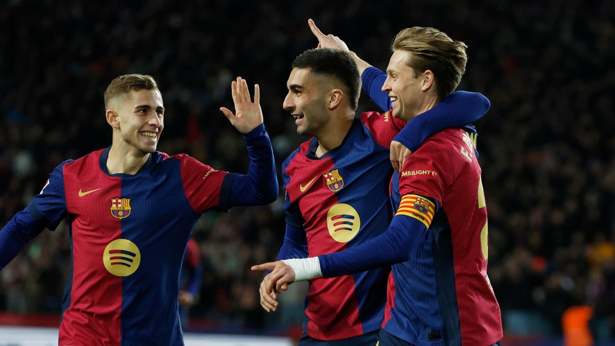 Hráči FC Barcelona oslavujúci gól.