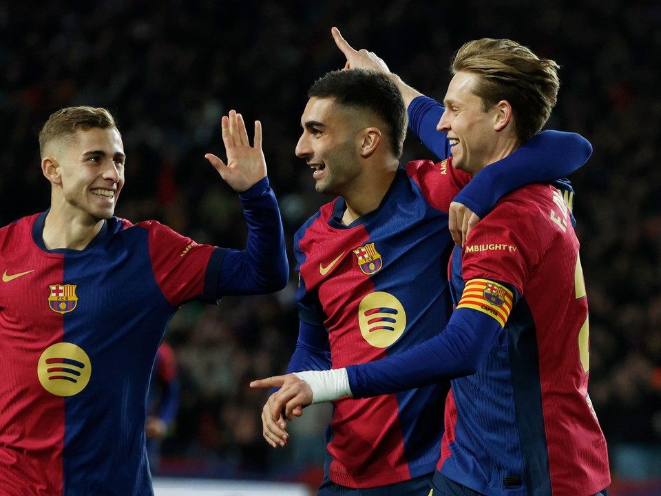 Hráči FC Barcelona oslavujúci gól.