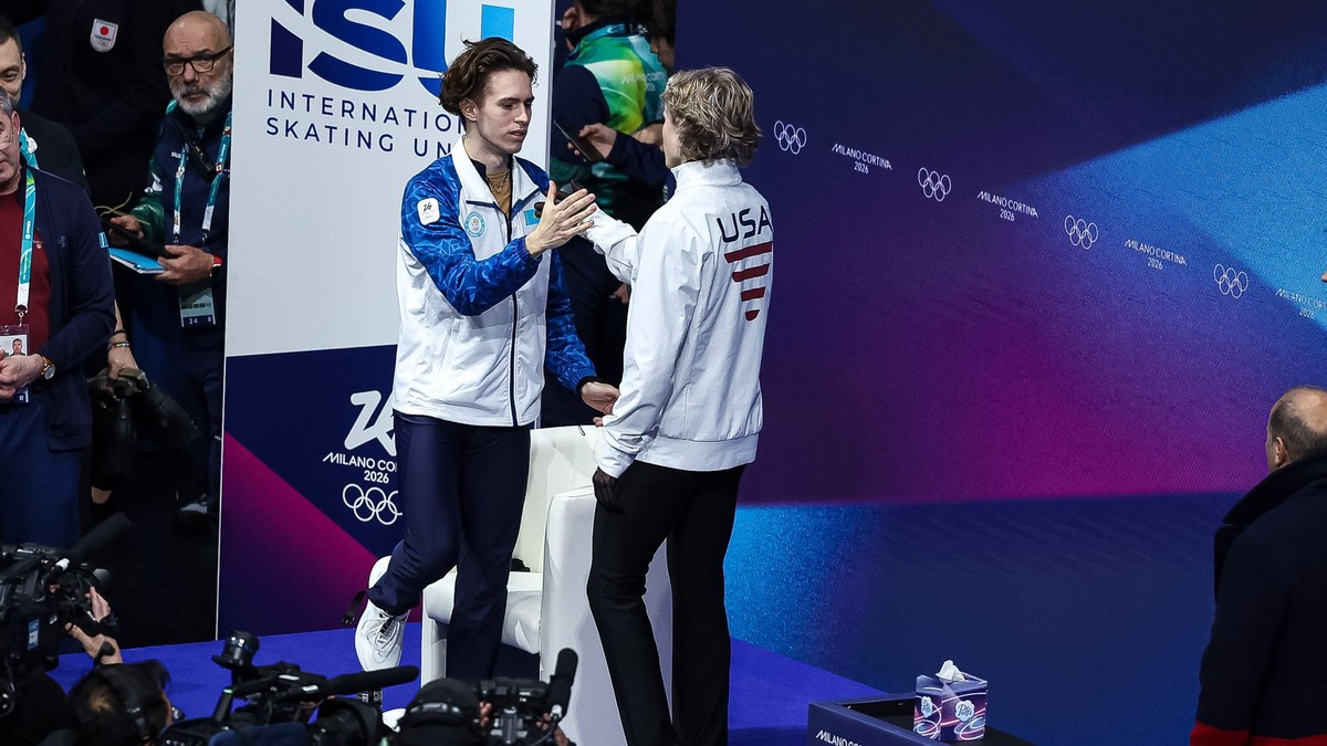 Ilia Malinin gratuluje novému olympijskému šampiónovi Michailovi Šajdorovovi na ZOH v Miláne.