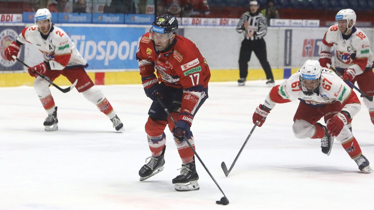 Na snímke Andrej Kudrna (Zvolen) strieľa gól do brány Liptovského Mikuláša.