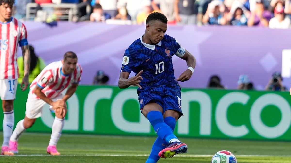 Kylian Mbappe premieňa pokutový kop