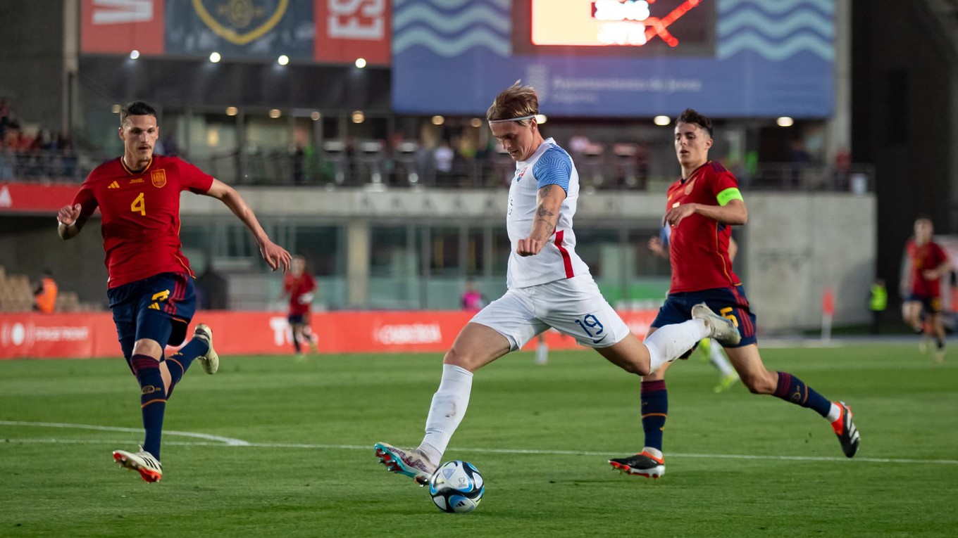 Timotej Jambor strieľa gól v zápase Španielsko U21 - Slovensko U21 v rámci prípravy na EURO U21 2025.