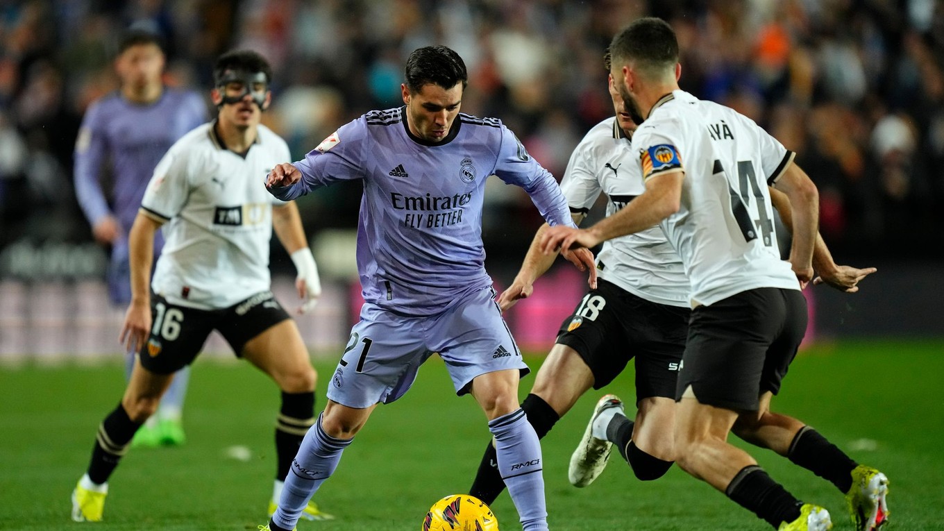 Futbalista Realu Madrid Brahim Díaz (v strede) v zápase proti Valencii. 