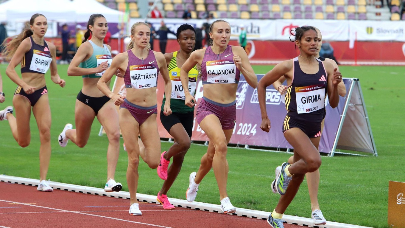 beh 800 metrov, uprostred Gabika Gajanová (SVK) počas 59. ročníka Slovenského atletického mítingu P-T-S na Štiavničkách v Banskej Bystrici 