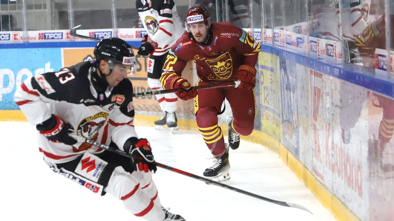 Zľava David Stránsky (Banská Bystrica) a Sean Josling (Trenčín)-