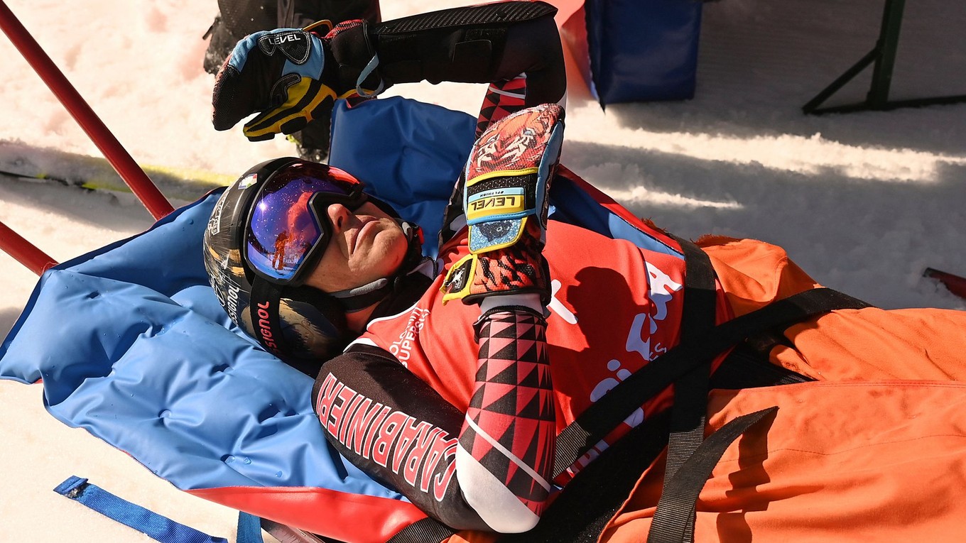Talianska lyžiarka Federica Brignoneová po páde vo Val di Fassa.