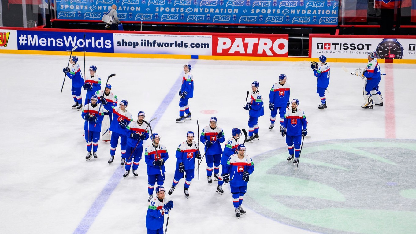Sklamaní slovenskí hokejisti po zápase Slovensko - Kanada v skupine A na MS v hokeji 2025.
