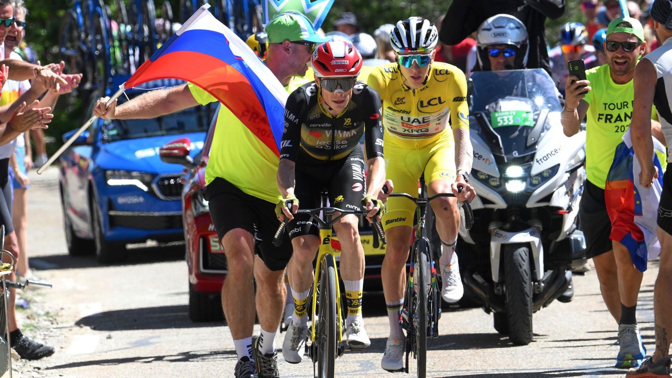 Jonas Vingegaard (Visma) a Tadej Pogačar (UAE) v súboji počas 16. etapy Tour de France 2025. 