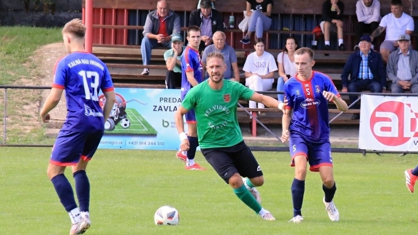 Svodín musel doma otáčať proti Kalnej. Na 1:1 vyrovnal Kornek Saláta (v zelenom).