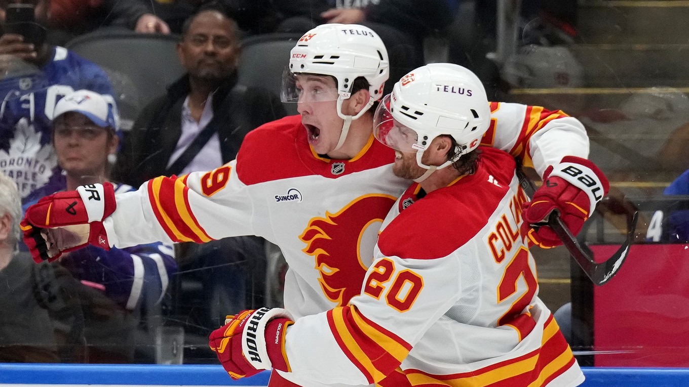 Samuel Honzek oslavuje premiérový gól v NHL.