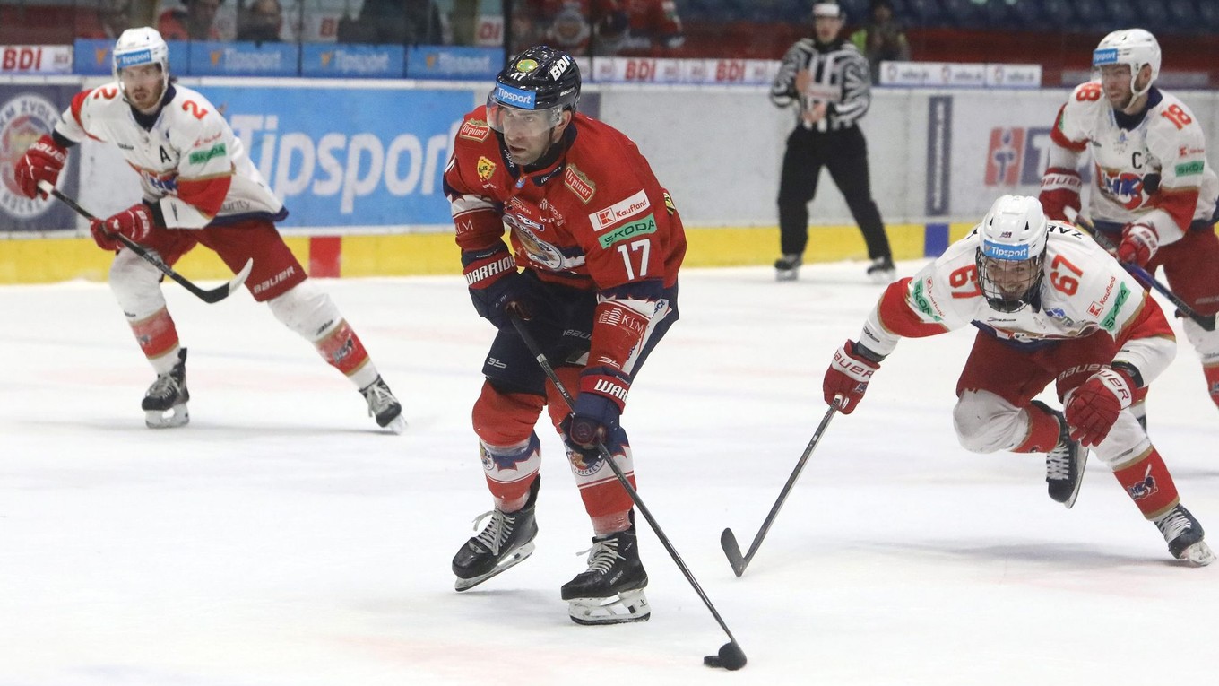 Na snímke Andrej Kudrna (Zvolen) strieľa gól do brány Liptovského Mikuláša.