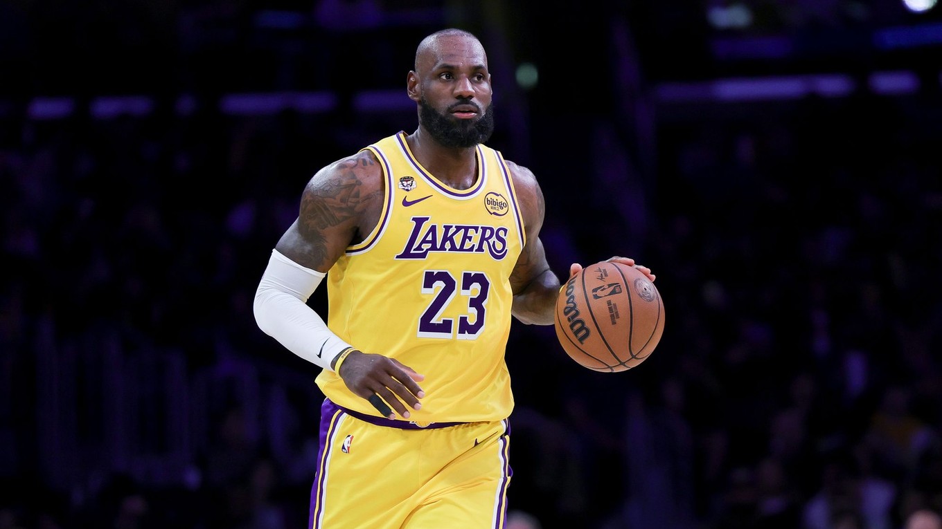 LeBron James v drese Los Angeles Lakers.