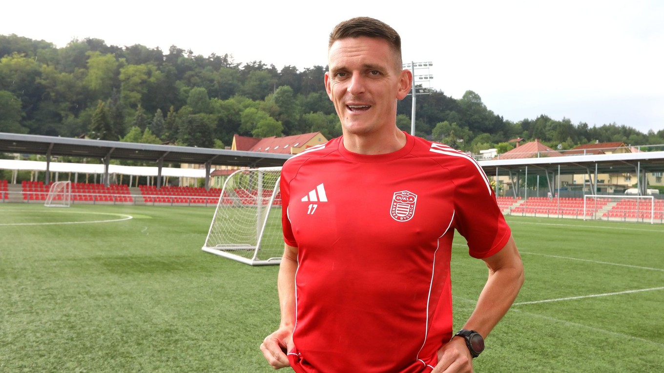 Na snímke hráč MFK Dukla Banská Bystrica Róbert Polievka počas prvého tréningu.