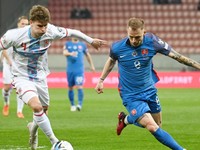 Ondrej Duda a obranca Luxemburska Florian Bohnert v zápase J-skupiny kvalifikácie na majstrovstvá Európy 2024 vo futbale Slovensko - Luxembursko.