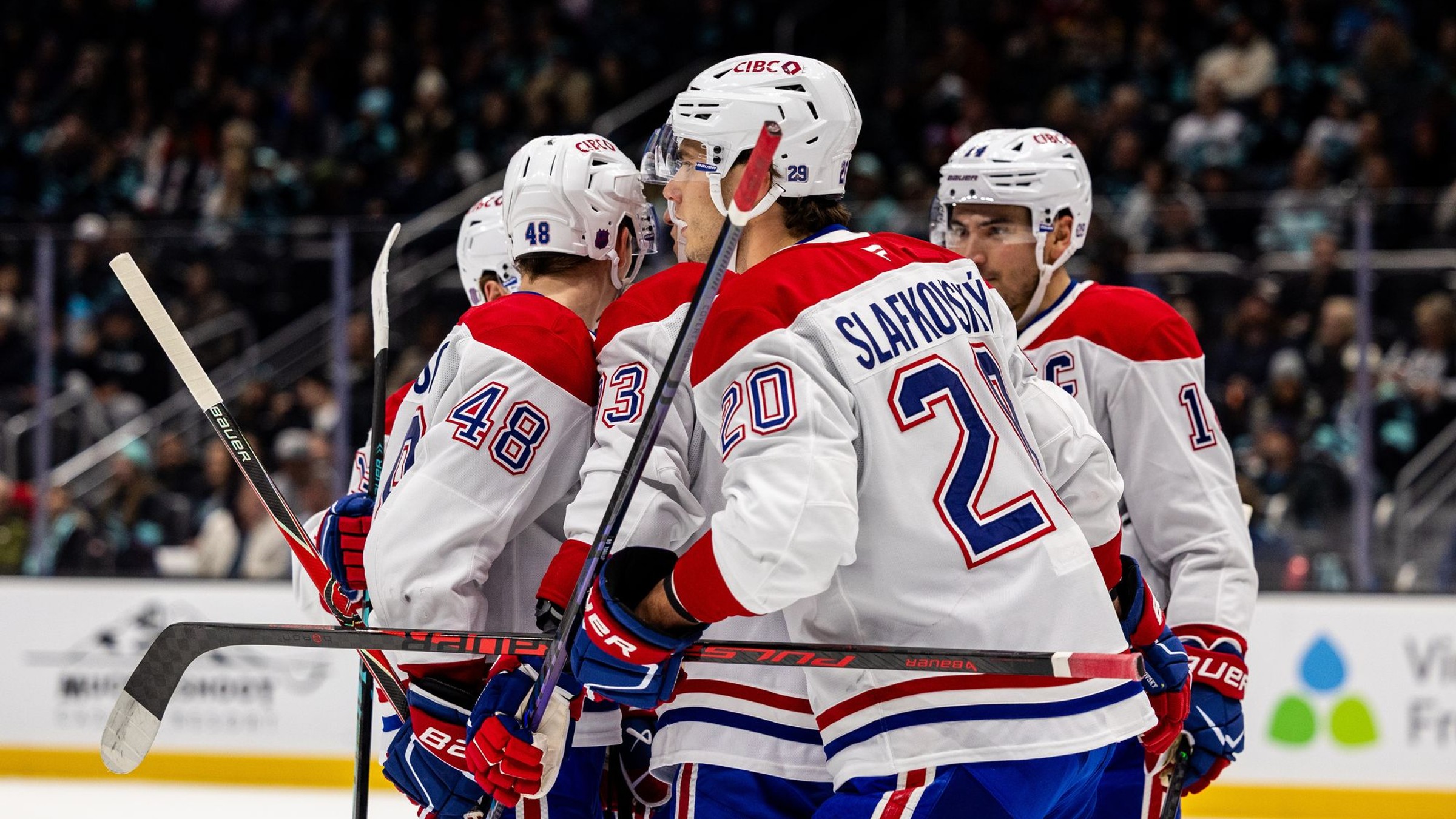 Gólová radosť hráčov Montrealu, v popredí Juraj Slafkovský.