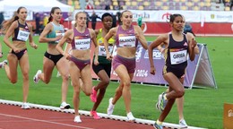 beh 800 metrov, uprostred Gabika Gajanová (SVK) počas 59. ročníka Slovenského atletického mítingu P-T-S na Štiavničkách v Banskej Bystrici 