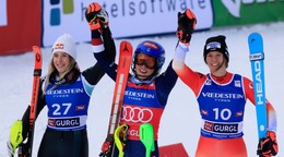 Zľava Lara Colturiová, Mikaela Shiffrinová a Camille Rastová na pódiu po slalome v stredisku Gurgl 2024.