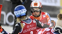 Petra Vlhová a Mikaela Shiffrinová po slalome vo fínskom Levi 2023.