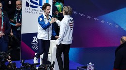 Ilia Malinin gratuluje novému olympijskému šampiónovi Michailovi Šajdorovovi na ZOH v Miláne.