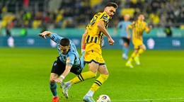 Nino Kukovec (uprostred) a hráč Slovana Svetozar Markovič bojujú o loptu v zápase 19. kola Niké ligy FC DAC 1904 Dunajská Streda - ŠK Slovan Bratislava.