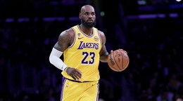 LeBron James v drese Los Angeles Lakers.
