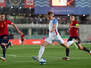 Timotej Jambor strieľa gól v zápase Španielsko U21 - Slovensko U21 v rámci prípravy na EURO U21 2025.