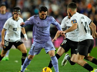 Futbalista Realu Madrid Brahim Díaz (v strede) v zápase proti Valencii. 