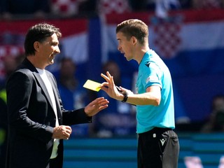 Rozhodca Francois Letexier a tréner Zlatko Dalič počas zápasu Chorvátsko - Albánsko na EURO 2024.