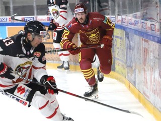 Zľava David Stránsky (Banská Bystrica) a Sean Josling (Trenčín)-