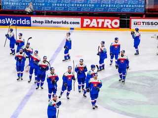Sklamaní slovenskí hokejisti po zápase Slovensko - Kanada v skupine A na MS v hokeji 2025.