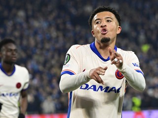 Jadon Sancho oslavuje gól.