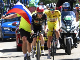 Jonas Vingegaard (Visma) a Tadej Pogačar (UAE) v súboji počas 16. etapy Tour de France 2025. 